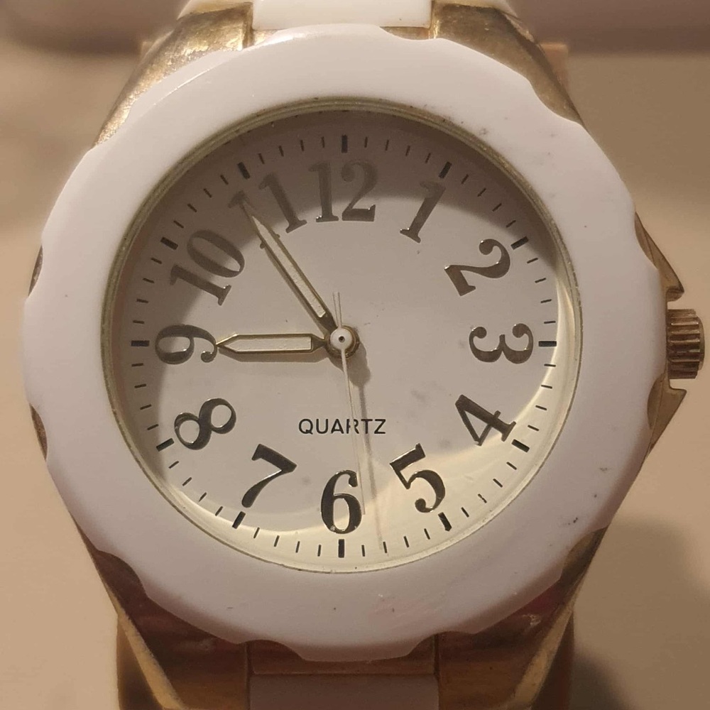 🦋10/$20🦋 GENWM1054 Goldtone/White Silicone Women's Watch